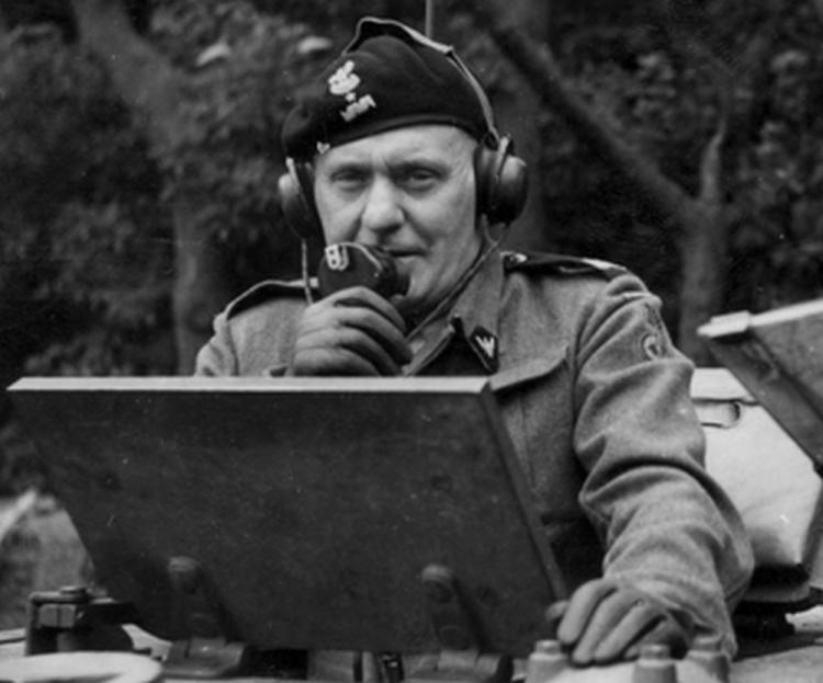 Gen. Maczek podczas ćwiczeń 1 Dywizji Pancernej, 1944 Gen. Maczek podczas ćwiczeń 1 Dywizji Pancernej, 1944, fot. NAC