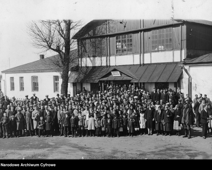 Emigranci przed hotelem Towarzystwa Kolonizacyjnego w Warszawie przy ul. Kozielskiej przed wyjazdem do Águia Branca w Brazylii, 1930, NAC