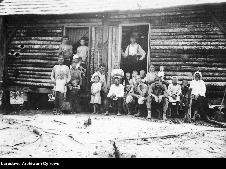 Grupa kolonistów przed domem w kolonii Águia Branca, 1930, NAC